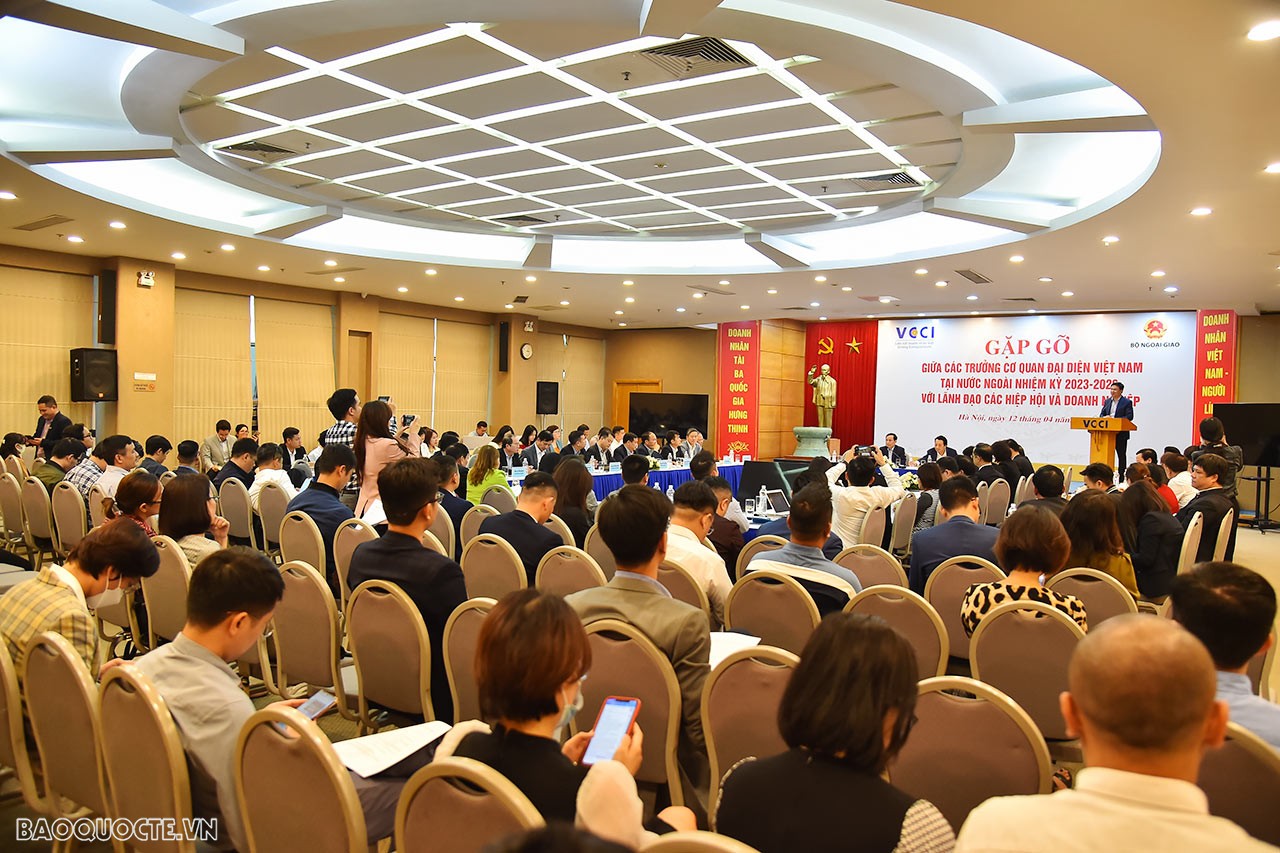 Chiều ngày 12/4, tại Hà Nội, Thứ trưởng Ngoại giao Phạm Quang Hiệu dẫn đầu đoàn Trưởng cơ quan đại diện Việt Nam ở nước ngoài nhiệm kỳ 2023-2026 làm việc với lãnh đạo Liên đoàn Thương mại và Công nghiệp Việt Nam-VCCI, lãnh đạo các hiệp hội và doanh nghiệp. (Ảnh: Anh Sơn)000 Chiều ngày 12/4, tại Hà Nội, Thứ trưởng Ngoại giao Phạm Quang Hiệu dẫn đầu đoàn Trưởng cơ quan đại diện Việt Nam ở nước ngoài nhiệm kỳ 2023-2026 làm việc với lãnh đạo Liên đoàn Thương mại và Công nghiệp Việt Nam-VCCI, lãnh đạo các hiệp hội và doanh nghiệp