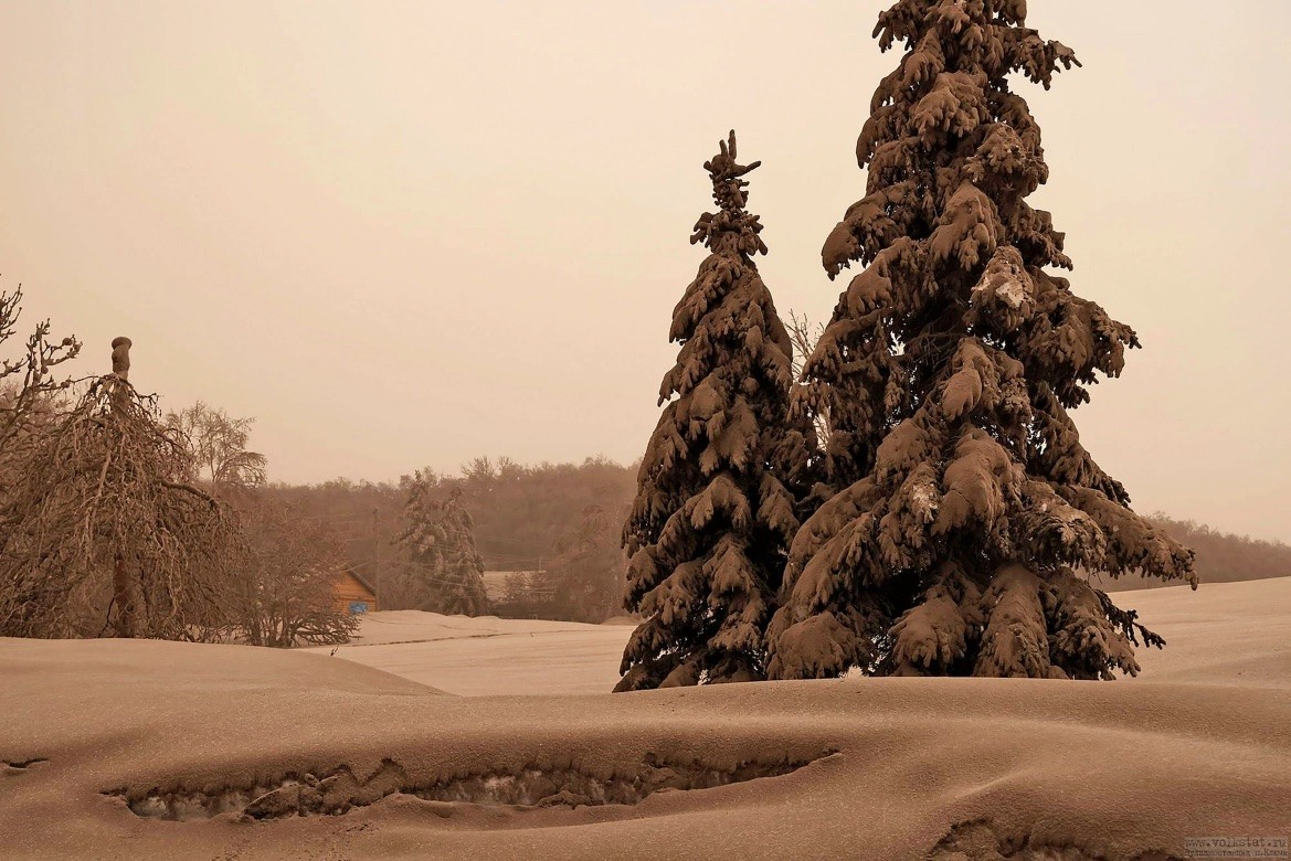 Hình ảnh ngôi làng của Nga bị ‘vùi lấp’ bởi tro bụi núi lửa phun trào Hình ảnh ngôi làng của Nga bị vùi lấp bởi tro bụi núi lửa phun trào
