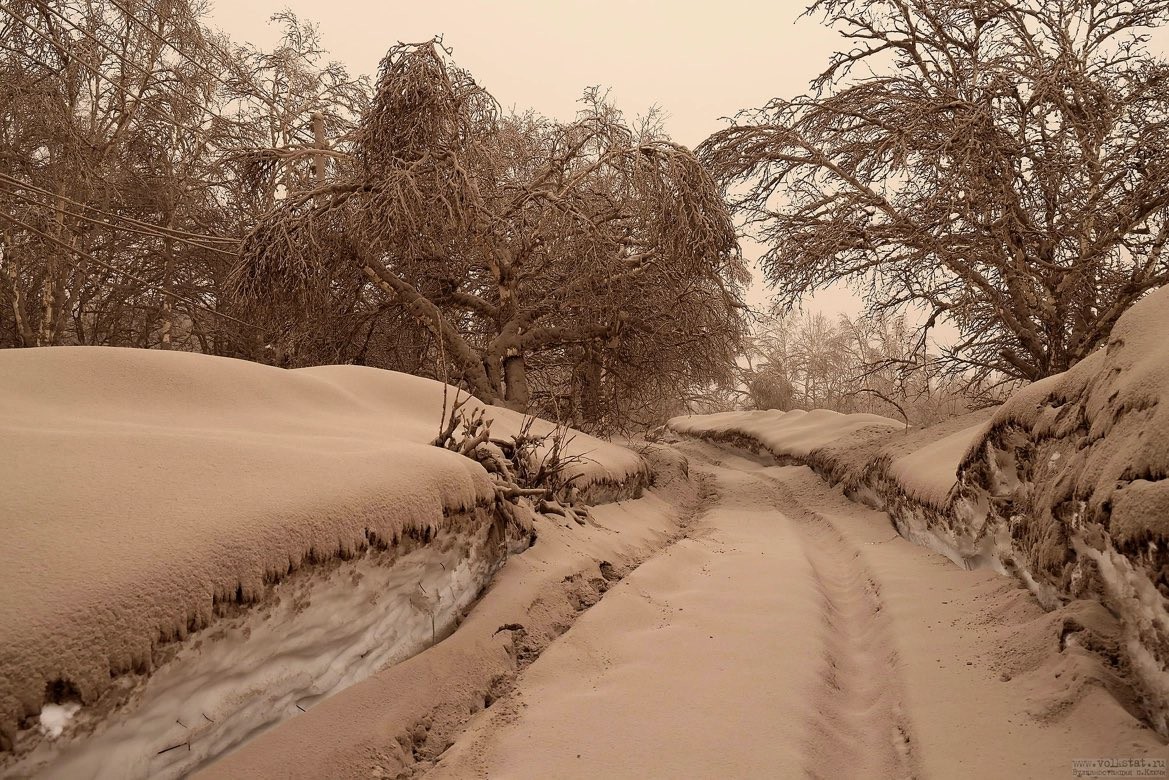 Hình ảnh ngôi làng của Nga bị ‘vùi lấp’ bởi tro bụi núi lửa phun trào Hình ảnh ngôi làng của Nga bị vùi lấp bởi tro bụi núi lửa phun trào