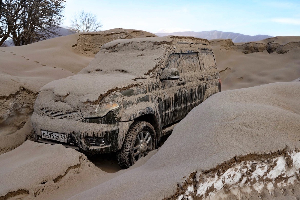 Hình ảnh ngôi làng của Nga bị ‘vùi lấp’ bởi tro bụi núi lửa phun trào Hình ảnh ngôi làng của Nga bị vùi lấp bởi tro bụi núi lửa phun trào