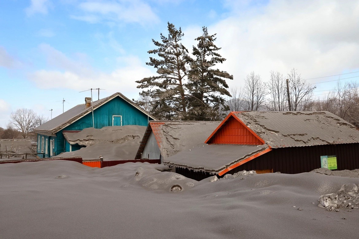 Hình ảnh ngôi làng của Nga bị ‘vùi lấp’ bởi tro bụi núi lửa phun trào Hình ảnh ngôi làng của Nga bị vùi lấp bởi tro bụi núi lửa phun trào