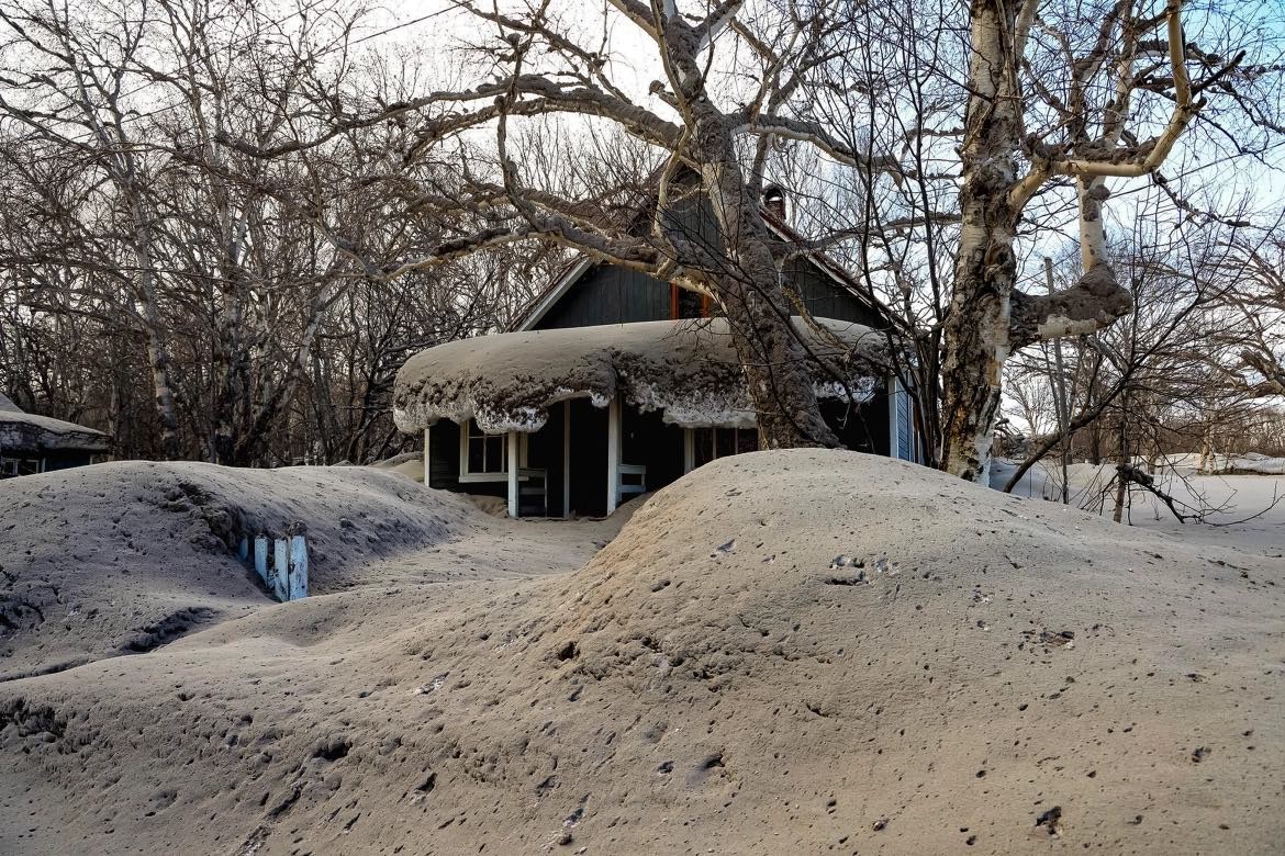 Hình ảnh ngôi làng của Nga bị ‘vùi lấp’ bởi tro bụi núi lửa phun trào Hình ảnh ngôi làng của Nga bị vùi lấp bởi tro bụi núi lửa phun trào