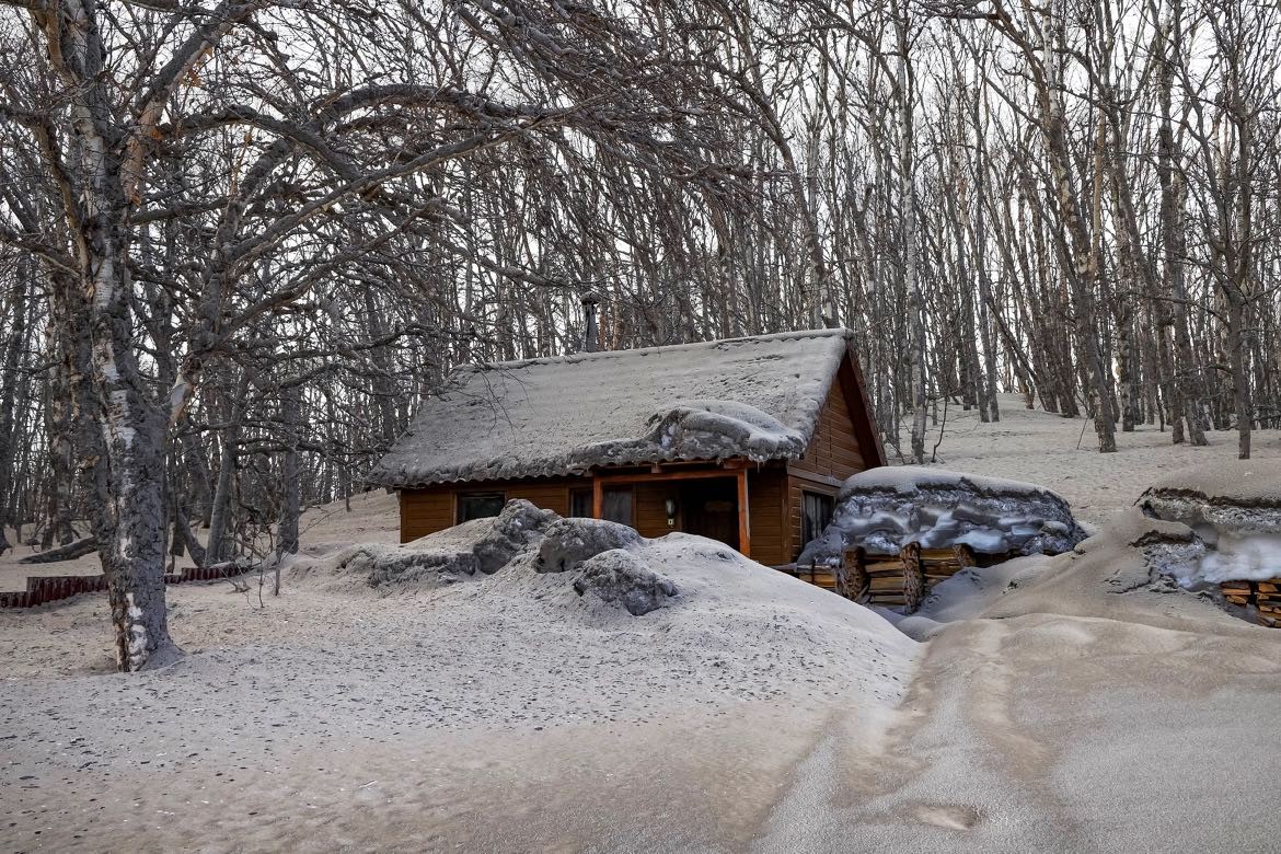 Hình ảnh ngôi làng của Nga bị ‘vùi lấp’ bởi tro bụi núi lửa phun trào Hình ảnh ngôi làng của Nga bị vùi lấp bởi tro bụi núi lửa phun trào