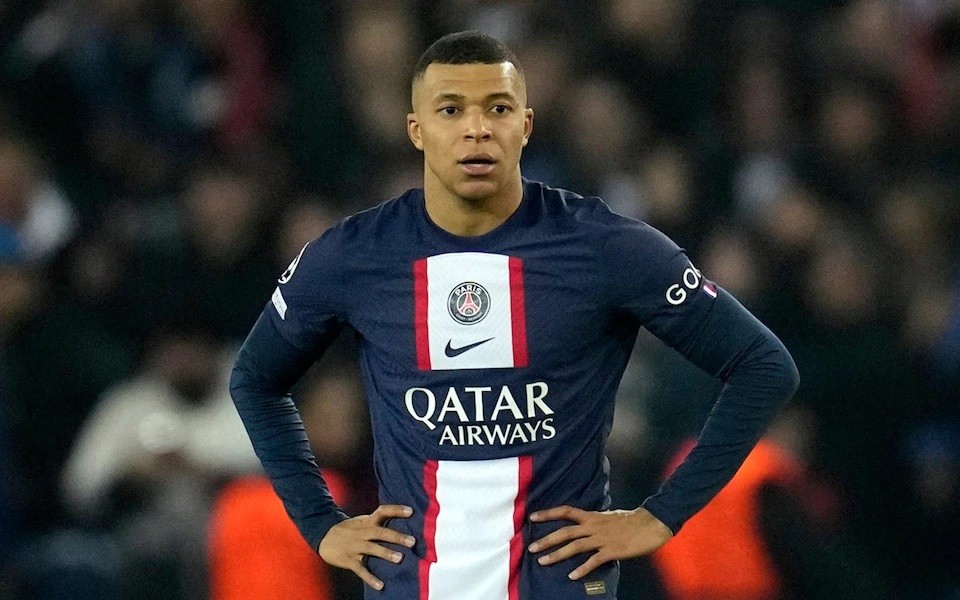 Chia sẻ với truyền thông, Mbappe khẳng định sẽ ở lại PSG. (Nguồn: AP) Chia sẻ với truyền thông, Mbappe khẳng định sẽ ở lại PSG. (Nguồn: AP)