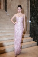 Hoa hậu Lương Thùy Linh chuộng đầm cắt xẻ tôn dáng nuột nà