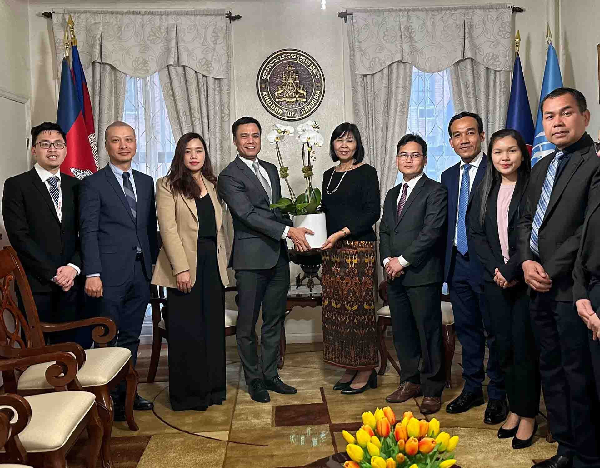 Đại sứ Đặng Hoàng Giang, Trưởng Phái đoàn đại diện thường trực Việt Nam tại LHQ chúc mừng Tết cổ truyền Chol Chnam Thmay với Đại sứ Sophea Eat, Trưởng Phái đoàn đại diện thường trực Campuchia tại LHQ.