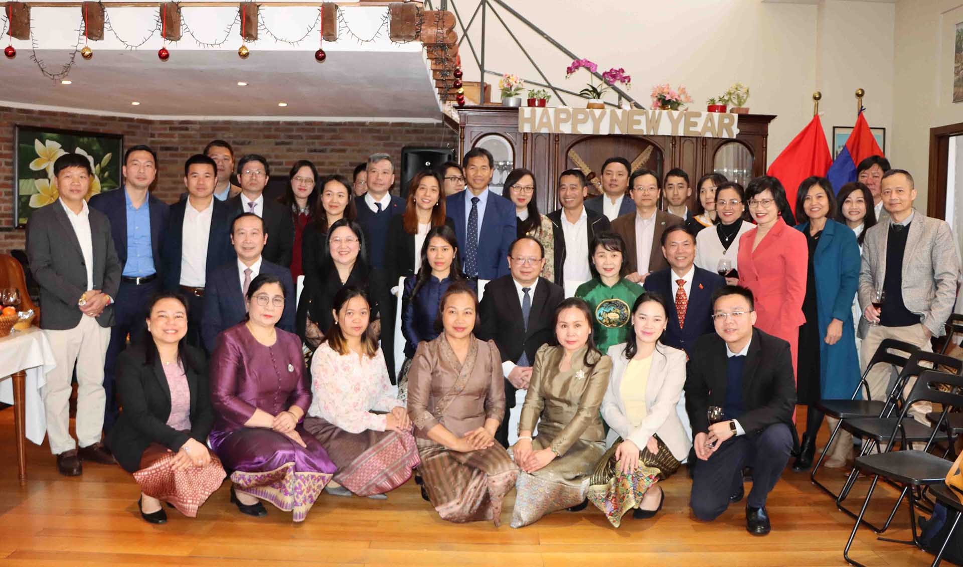 Các đại biều chụp ảnh lưu niệm.