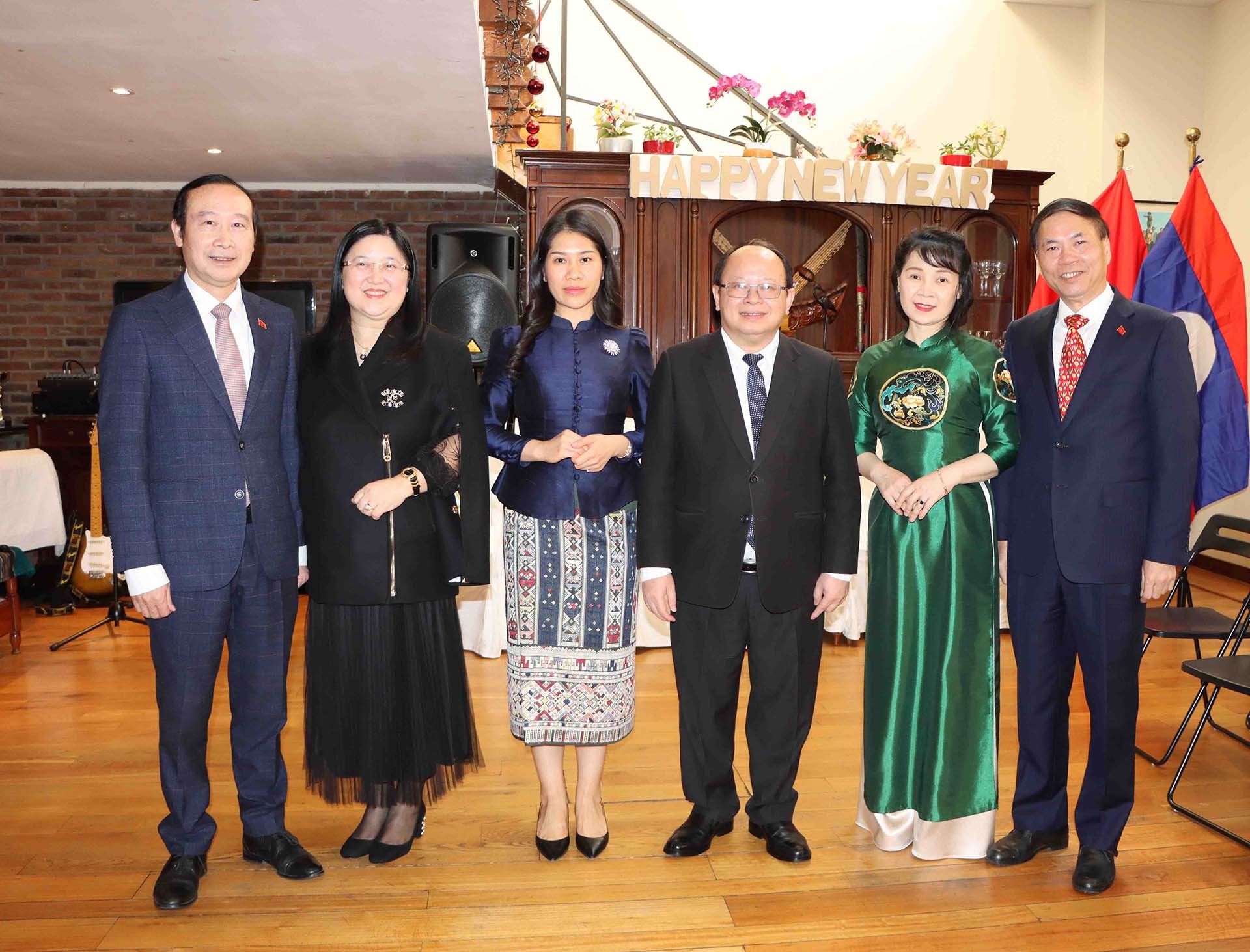 Các Đại sứ bày tỏ mong muốn Đại sứ quán hai nước tại Bỉ và Hà Lan tiếp tục đẩy mạnh các hoạt động giao lưu để tăng cường gắn kết cán bộ ba cơ quan.