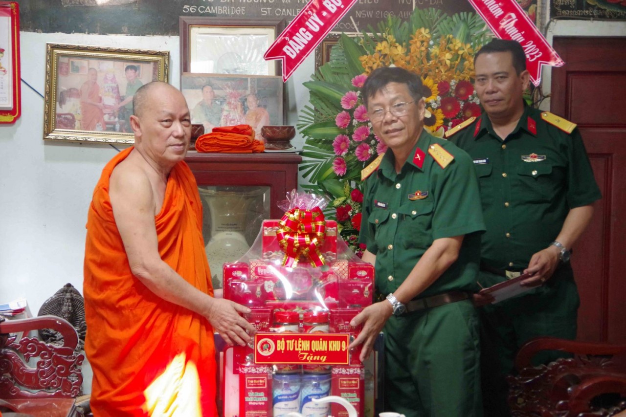 Đại tá Huỳnh Văn Bé Tư – Trưởng phòng Bảo vệ - An ninh, Cục Chính trị, Quân khu 9 tặng quà chùa Dơi, thành phố Sóc Trăng, tỉnh Sóc Trăng.