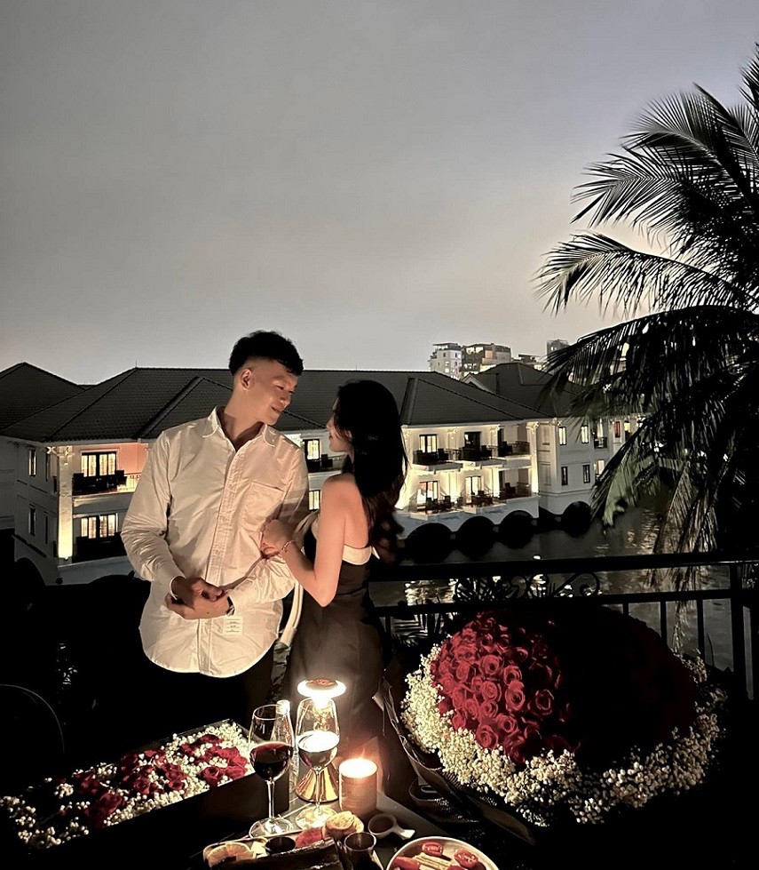 CLB Hà Nội: Nguyễn Thành Chung và vợ lãng mạn kỷ niệm 1 năm ngày cưới