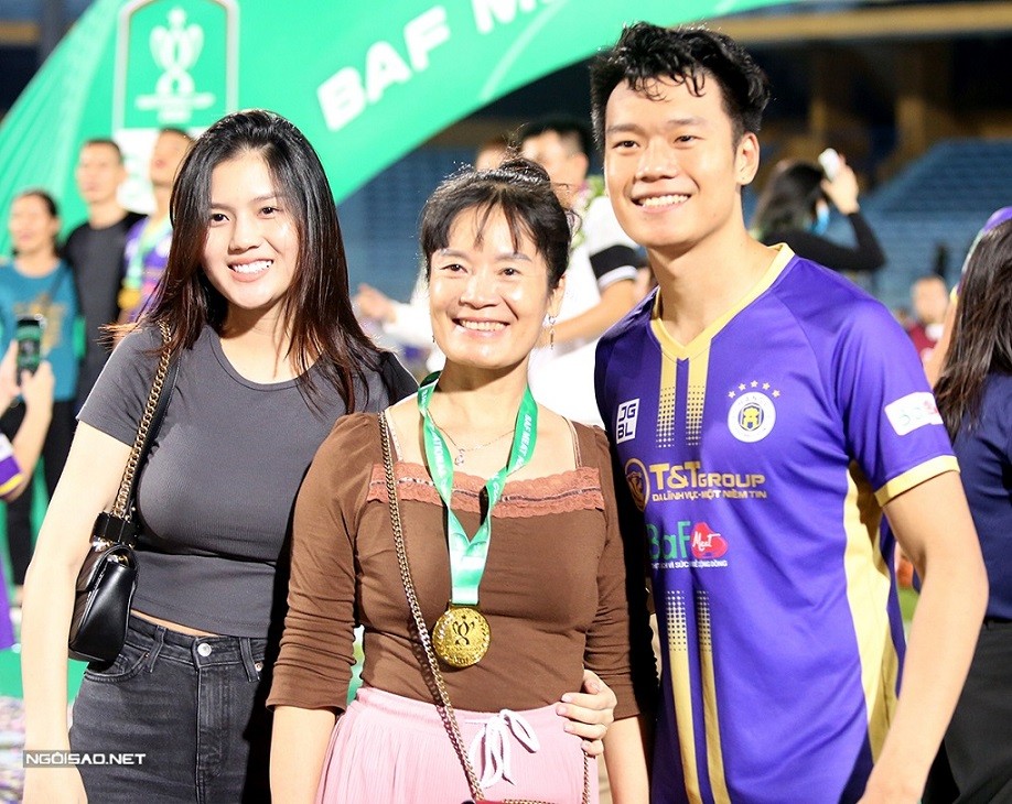 CLB Hà Nội: Nguyễn Thành Chung và vợ lãng mạn kỷ niệm 1 năm ngày cưới