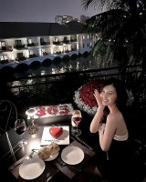 CLB Hà Nội: Trung vệ Nguyễn Thành Chung và vợ lãng mạn kỷ niệm 1 năm ngày cưới