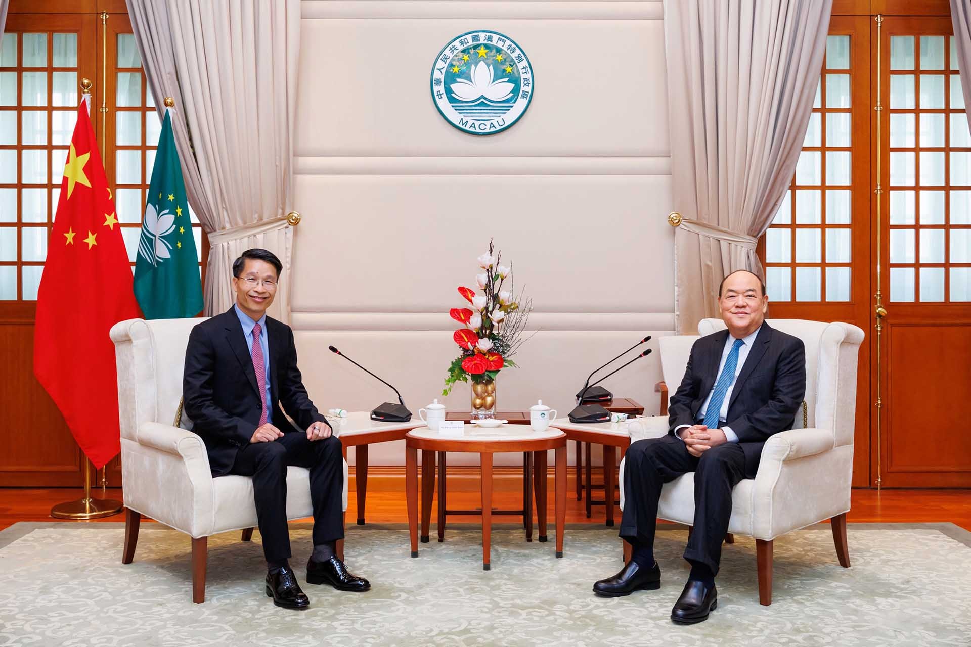 Trưởng Đặc khu Hành chính Ma Cao Hạ Nhất Thành tiếp Tổng lãnh sự Phạm Bình Đàm. Trưởng Đặc khu Hành chính Ma Cao Hạ Nhất Thành tiếp Tổng lãnh sự Phạm Bình Đàm.