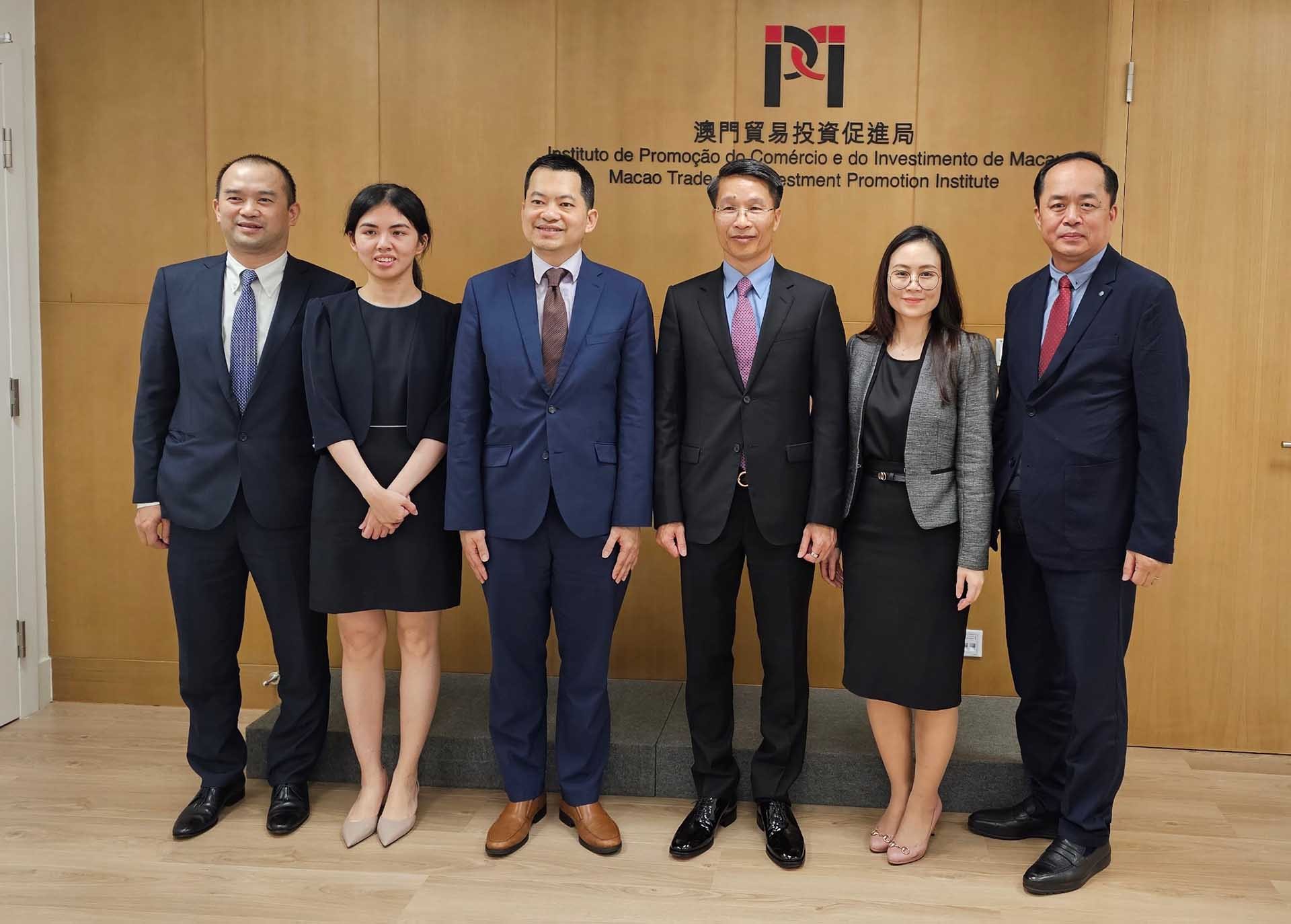 Đoàn Công tác chụp cùng Chủ tịch Viện xúc tiến thương mại đầu tư Macao Vincent U. Đoàn Công tác chụp cùng Chủ tịch Viện xúc tiến thương mại đầu tư Macao Vincent U.