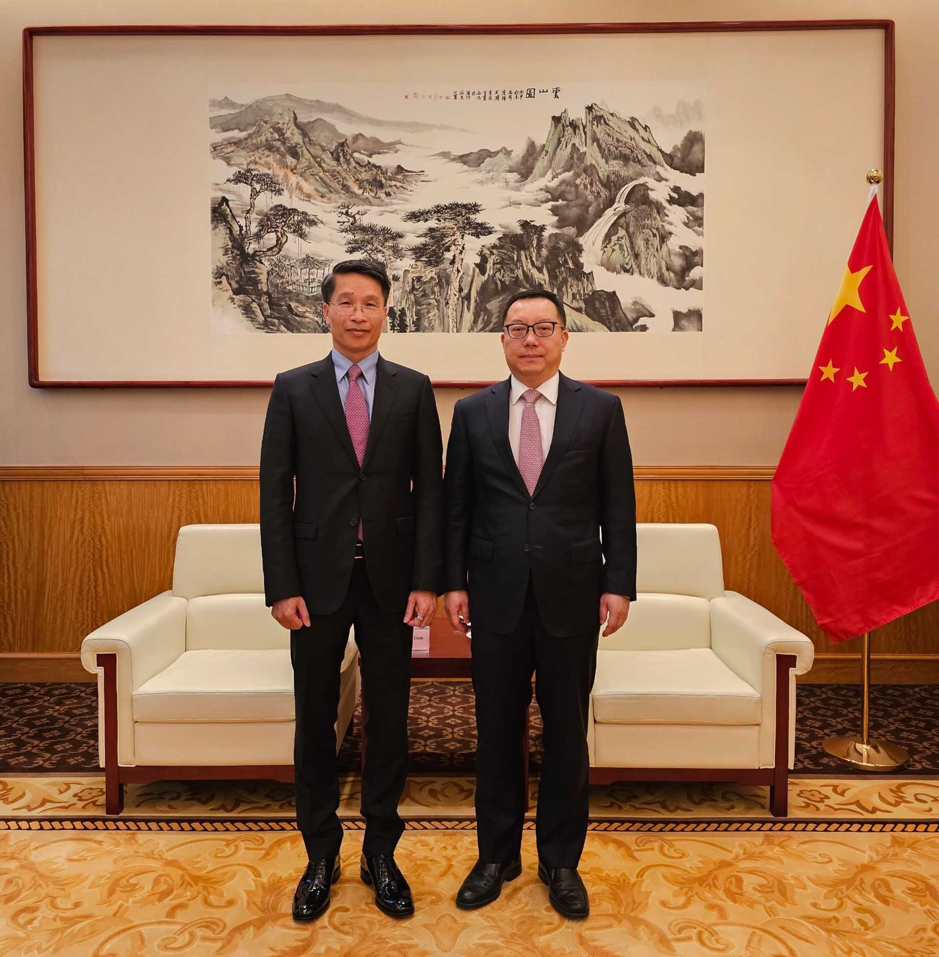 Tổng lãnh sự Phạm Bình Đàm chào Quyền Chủ nhiệm Văn phòng Đặc phái Bộ Ngoại giao Trung Quốc Tôn Hướng Dương. Tổng lãnh sự Phạm Bình Đàm chào Quyền Chủ nhiệm Văn phòng Đặc phái Bộ Ngoại giao Trung Quốc Tôn Hướng Dương.