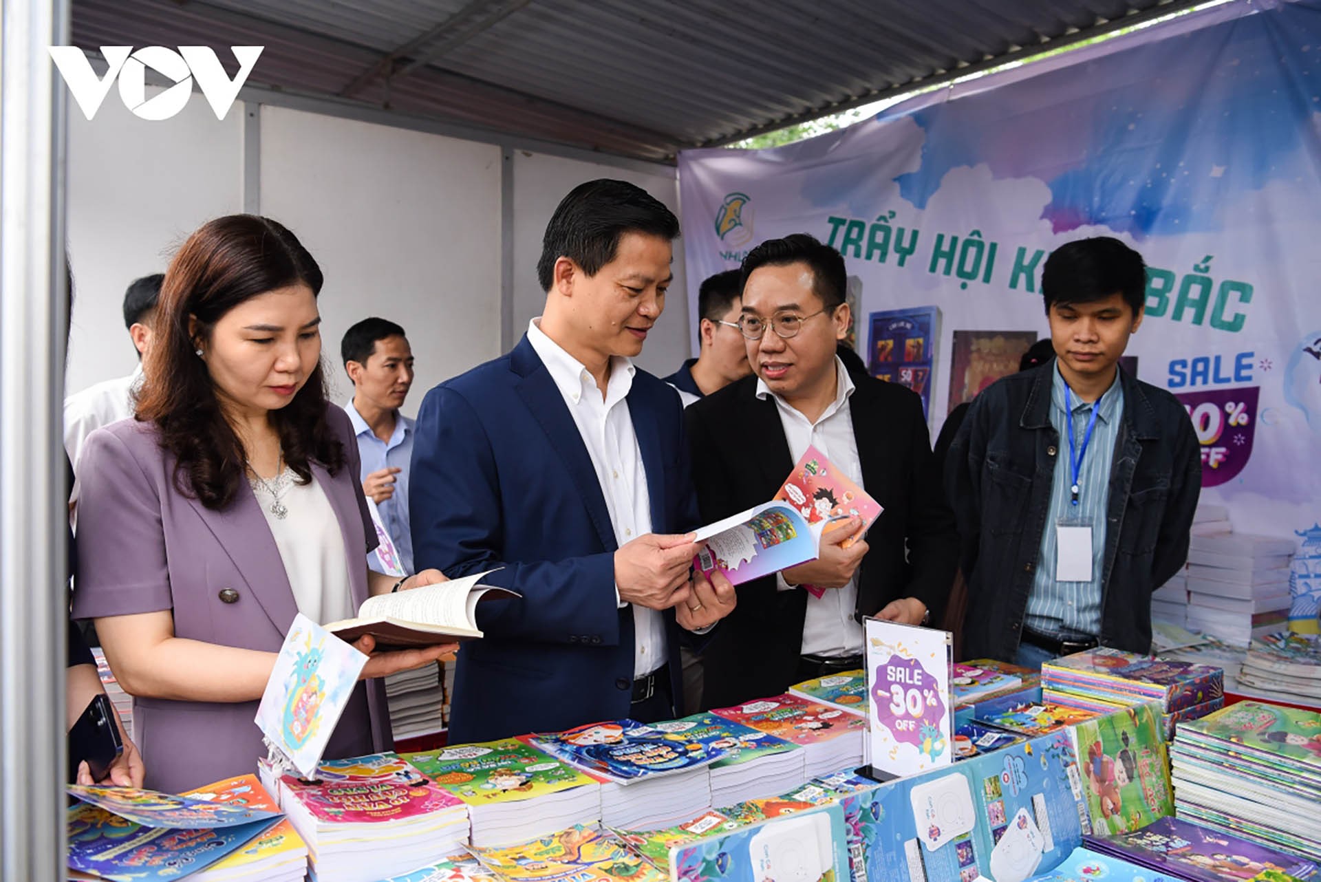 Các đại biểu tham quan các gian hàng trưng bày triển lãm sách. (Nguồn: VOV)