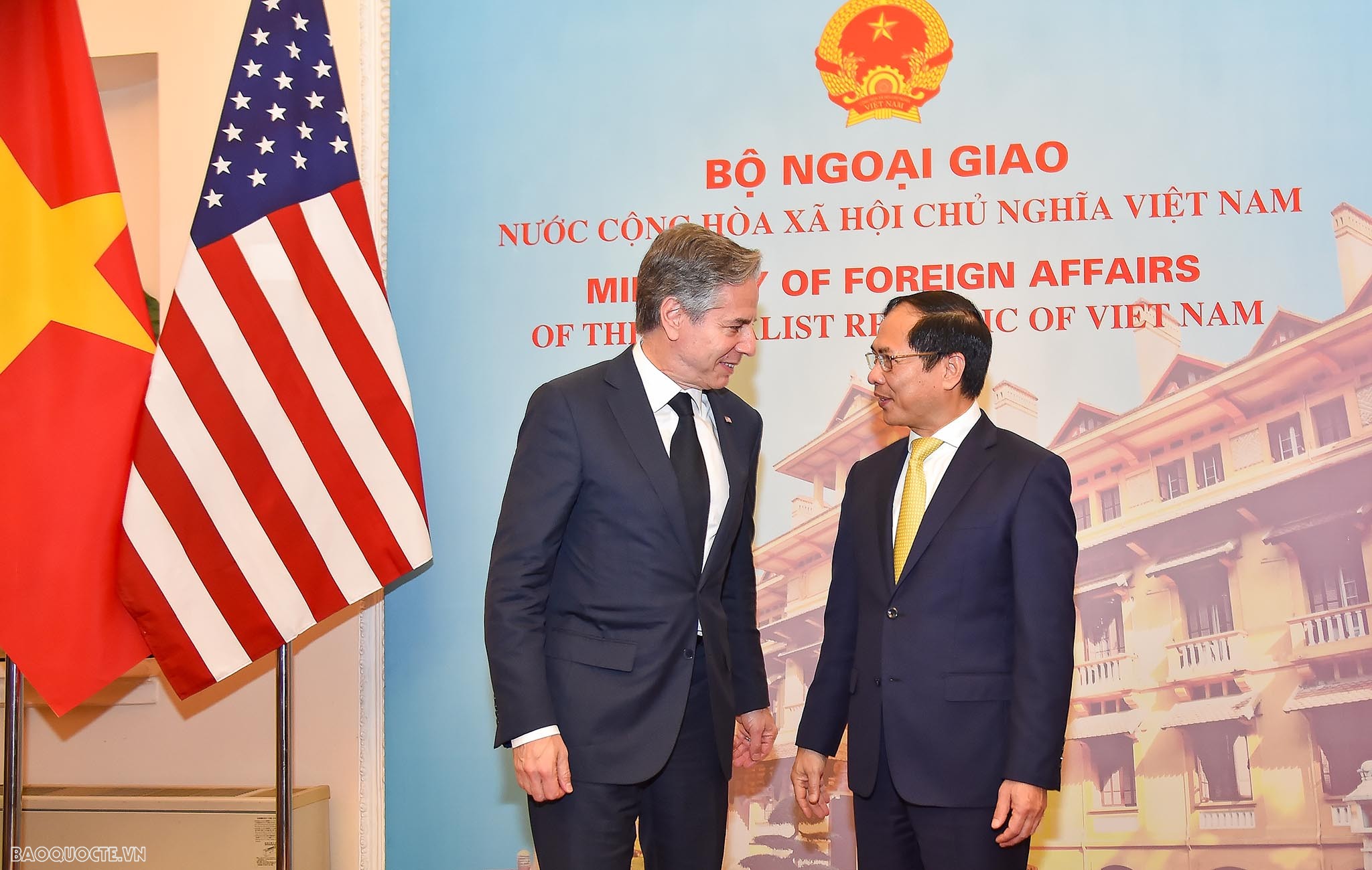 Nhận lời mời của Bộ trưởng Ngoại giao Bùi Thanh Sơn, Ngoại trưởng Hoa Kỳ Antony Blinken sẽ thăm Việt Nam từ ngày 14-16/4. Chuyến thăm diễn ra trong bối cảnh quan hệ Đối tác toàn diện Việt Nam-Hoa Kỳ duy trì đà phát triển tích cực nhờ nền tảng quan hệ đã được hai bên gây dựng, vun đắp trong 28 năm qua trên tất cả các lĩnh vực, trên cả bình diện song phương, khu vực và quốc tế.