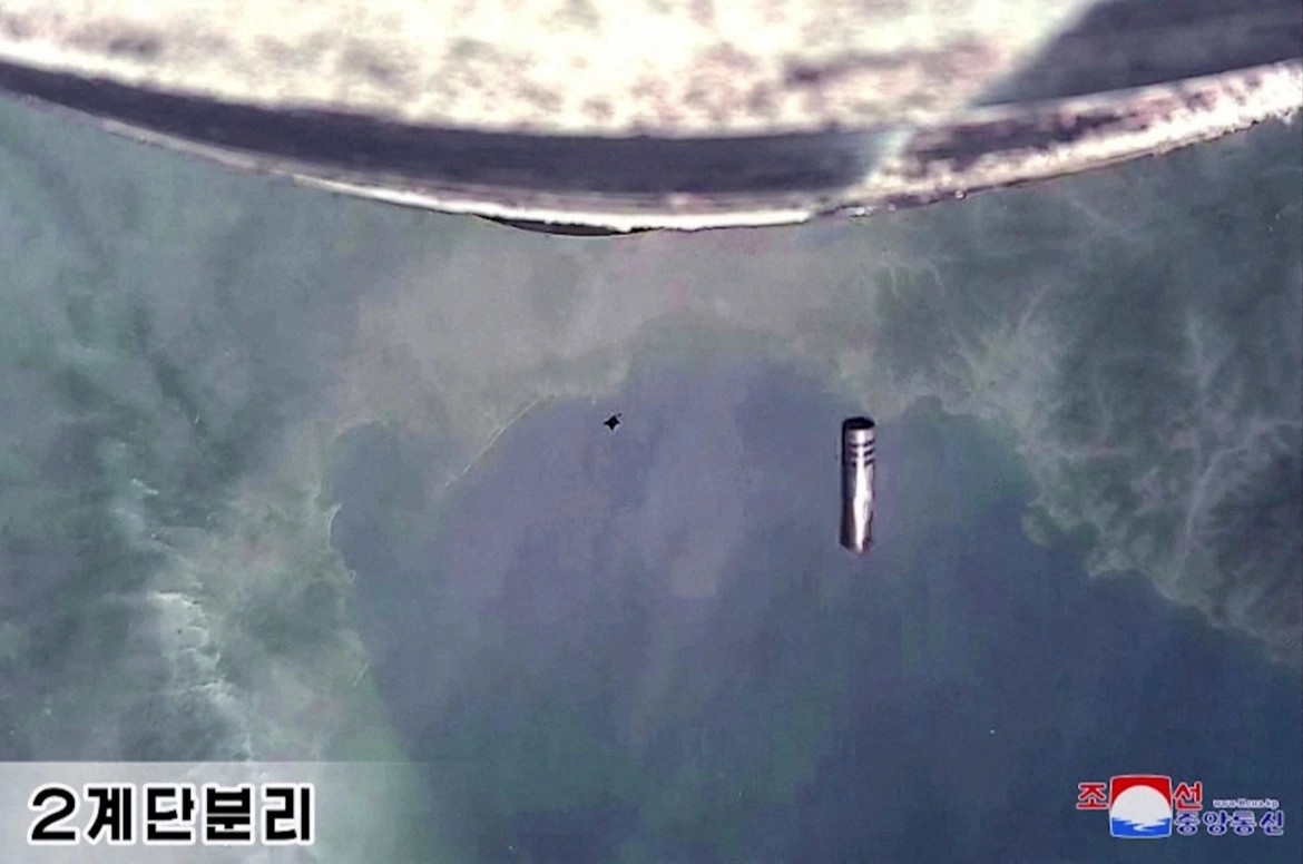 Nhà lãnh đạo Triều Tiên Kim Jong Un giám sát buổi thử tên lửa Hwasong 18 cùng vợ và con gái