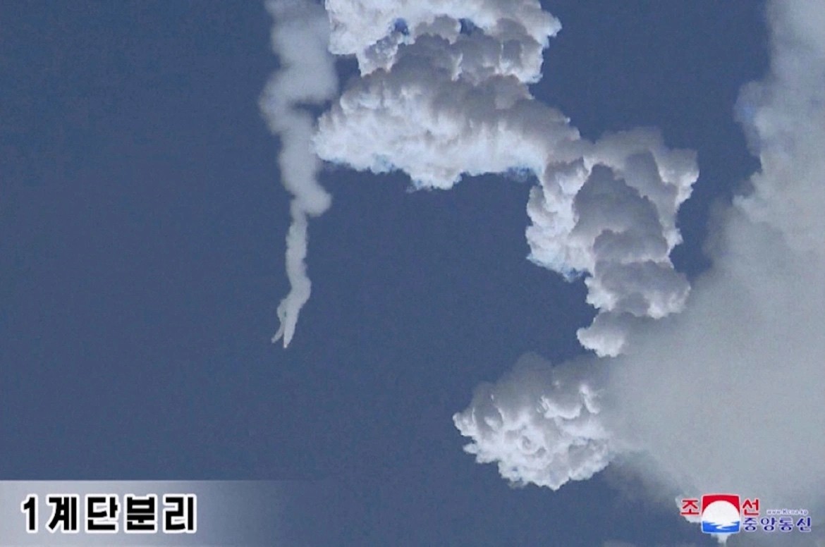 Nhà lãnh đạo Triều Tiên Kim Jong Un giám sát buổi thử tên lửa Hwasong 18 cùng vợ và con gái