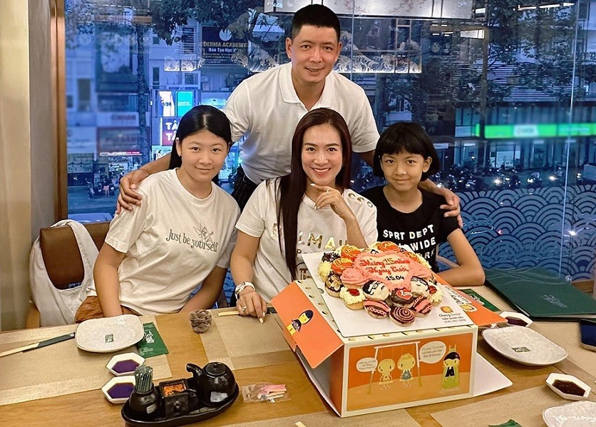 Tối 15/4, gia đình MC - diễn viên Bình Minh có buổi tiệc nhỏ ấm cúng ở một nhà hàng tại TP. Hồ Chí Minh. Vợ chồng diễn viên mặc ton-sur-ton trắng với con gái lớn, trong khi con út thích diện áo đen, tạo nét khác biệt.