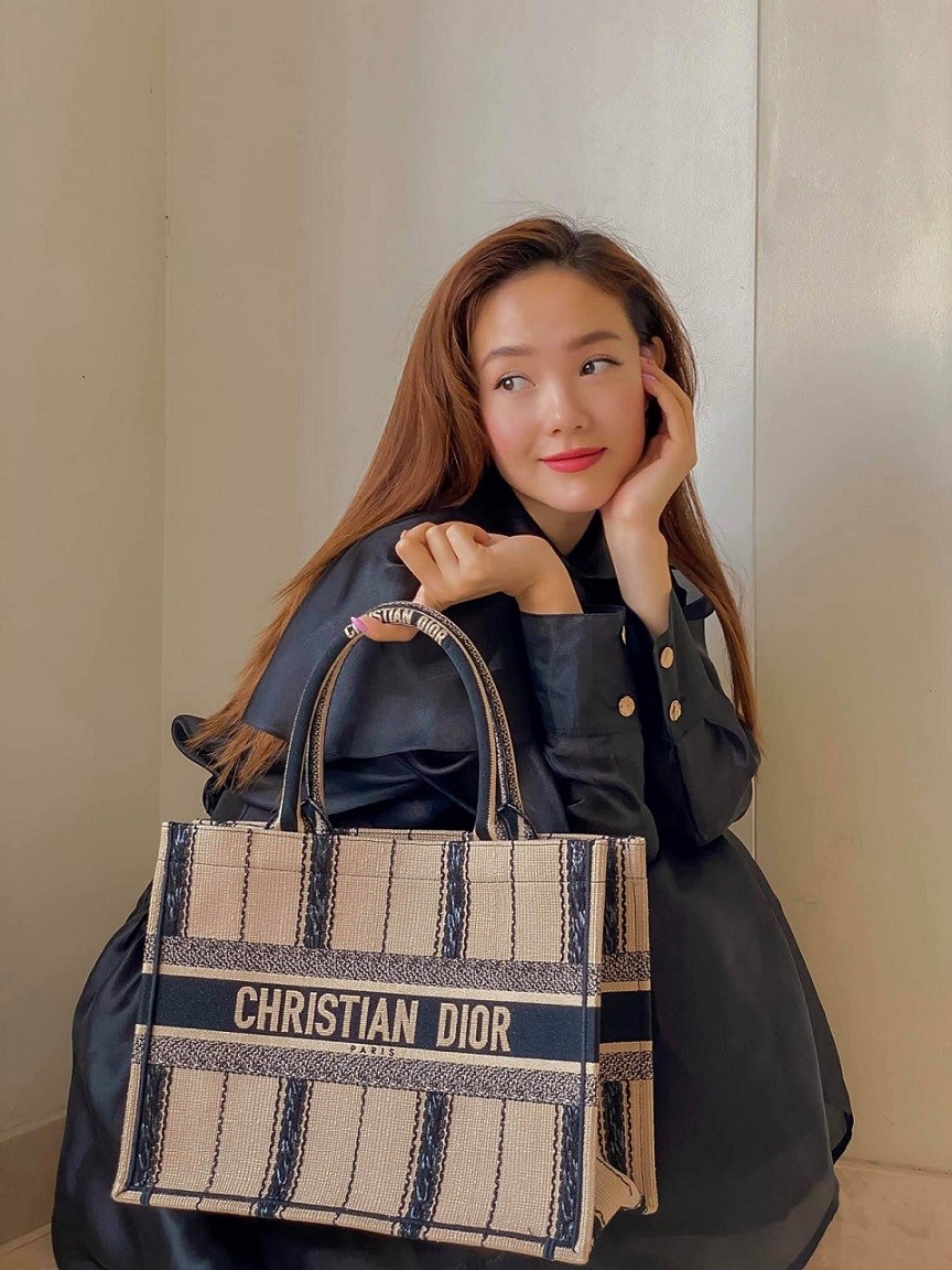 Minh Hằng xinh đẹp cùng những thiết kế túi hàng hiệu thanh lịch