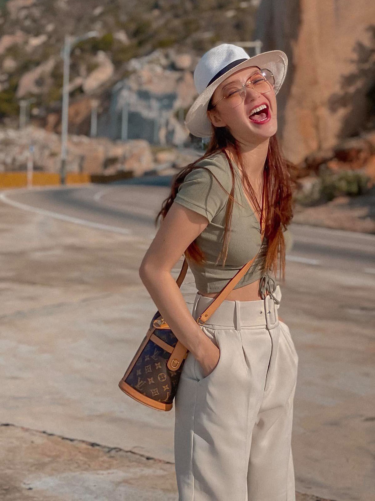 Minh Hằng xinh đẹp cùng những thiết kế túi hàng hiệu thanh lịch