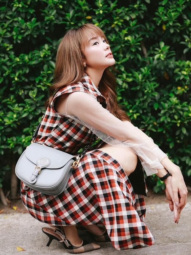 Minh Hằng xinh đẹp cùng những thiết kế túi hàng hiệu thanh lịch