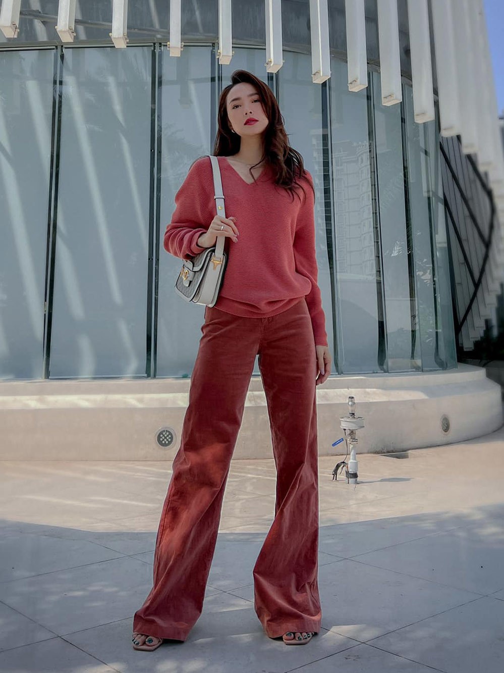 Minh Hằng xinh đẹp cùng những thiết kế túi hàng hiệu thanh lịch