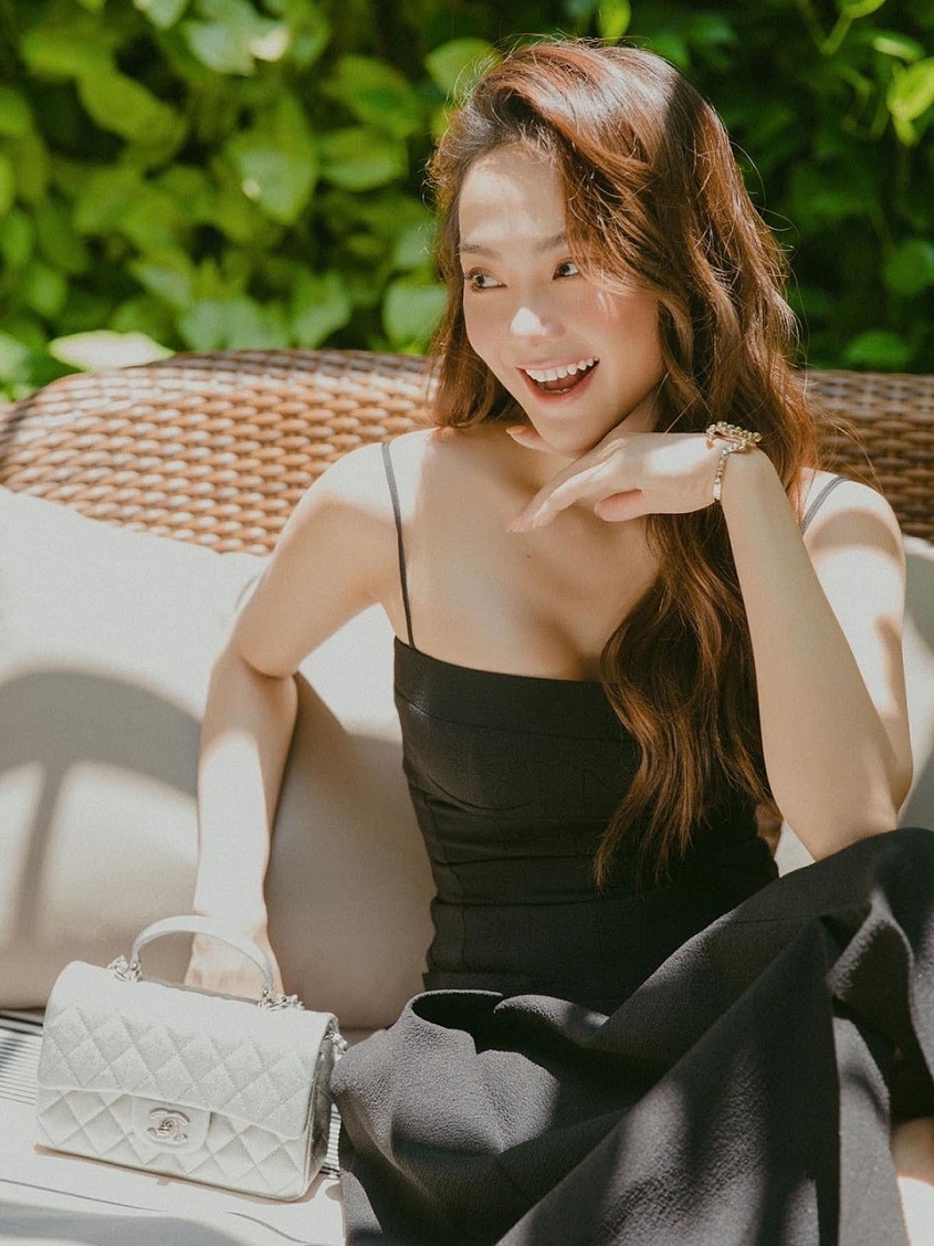 Minh Hằng xinh đẹp cùng những thiết kế túi hàng hiệu thanh lịch