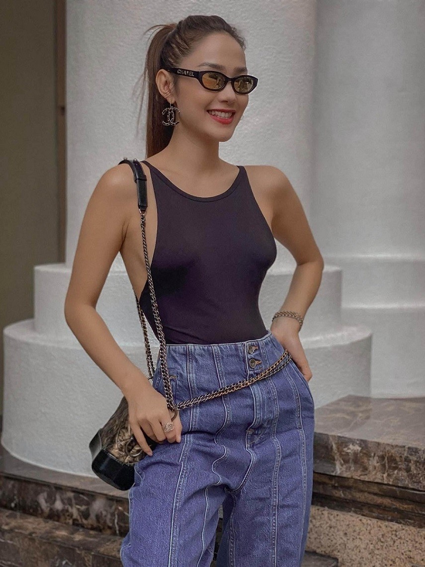 Minh Hằng xinh đẹp cùng những thiết kế túi hàng hiệu thanh lịch