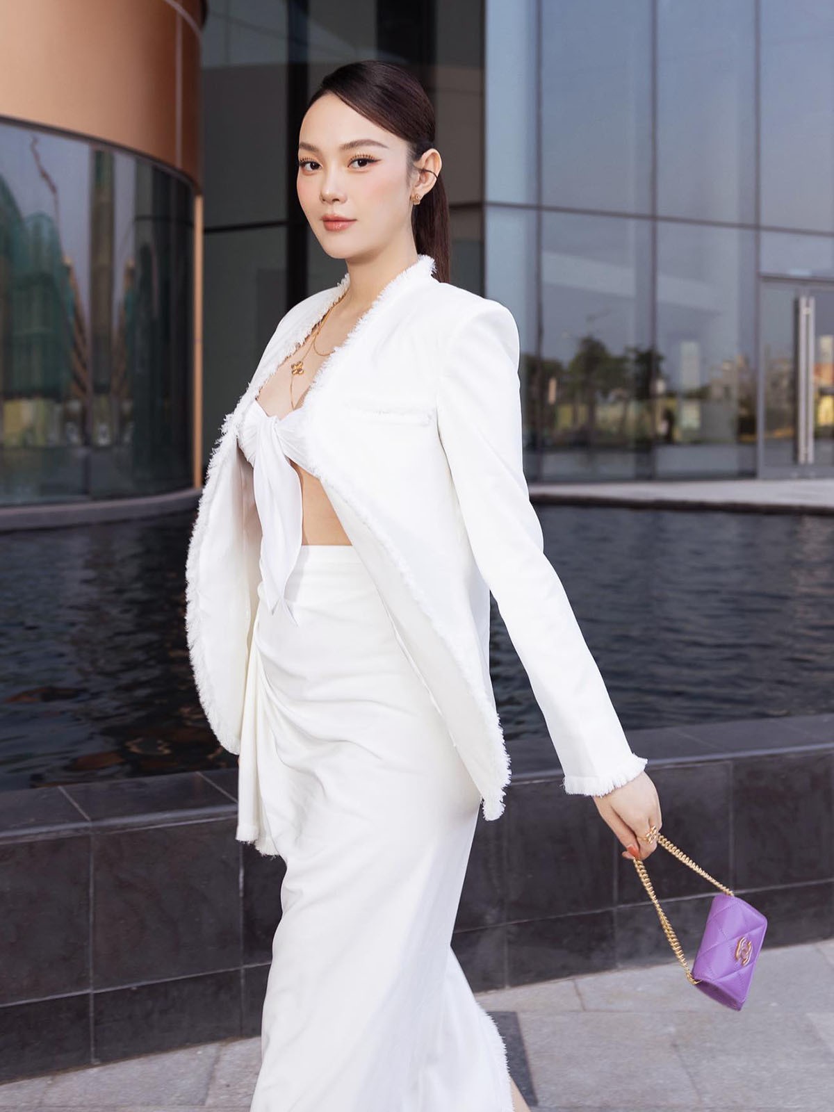 Minh Hằng xinh đẹp cùng những thiết kế túi hàng hiệu thanh lịch