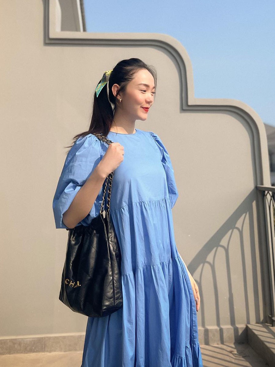 Minh Hằng xinh đẹp cùng những thiết kế túi hàng hiệu thanh lịch