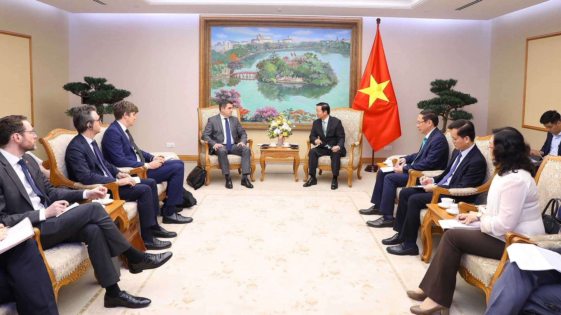 huy dong da dang cac nguon luc va tao ra khung quy dinh de thuc hien chuyen doi nang luong