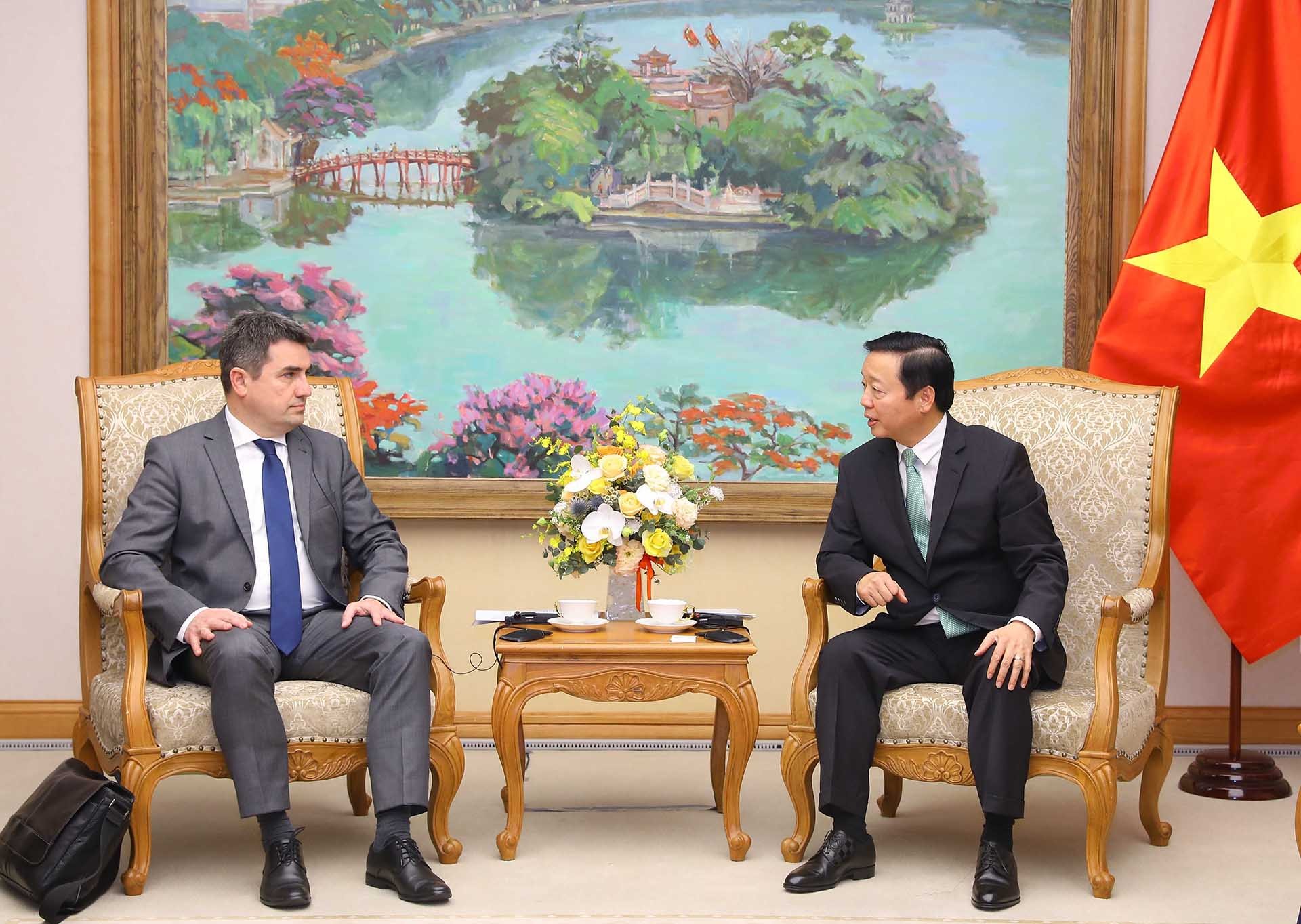 Phó Thủ tướng Trần Hồng Hà tiếp Cố vấn chính về Ngoại giao Năng lượng của EU Tibor Stelbaczky. (Nguồn: TTXVN)