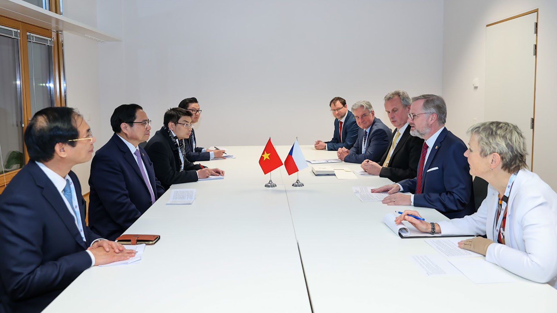 Trong khuôn khổ các hoạt động của Hội nghị cấp cao kỷ niệm 45 năm quan hệ ASEAN-EU, ngày 14/12/2022, tại Brussels, Bỉ, Thủ tướng Chính phủ Phạm Minh Chính gặp Thủ tướng nước Cộng hoà Czech Petr Fiala. (Nguồn: VGP)