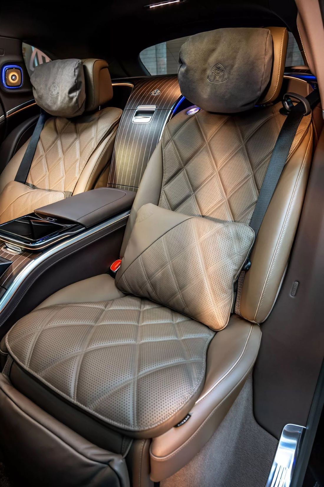 Cận cảnh xe điện Mercedes-Maybach EQS 680 Cận cảnh xe điện Mercedes-Maybach EQS 680