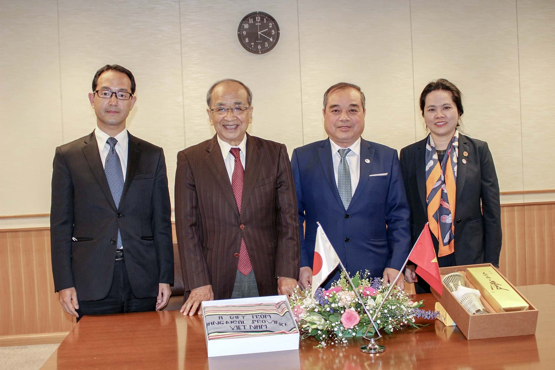 Thống đốc tỉnh Oita Hirose Katsusada tiếp Phó Chủ tịch UBND tỉnh Quảng Ngãi Trần Hoàng Tuấn.