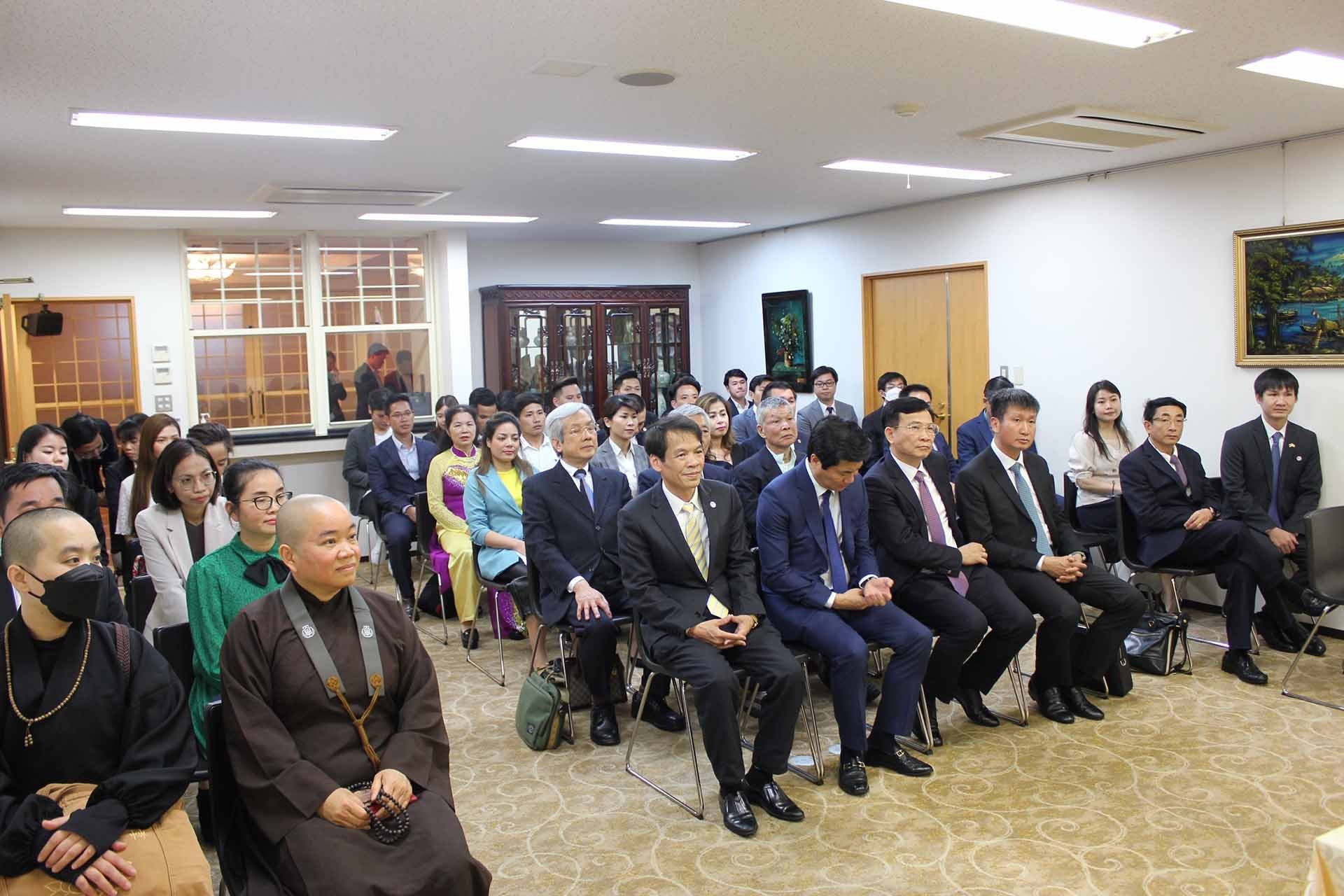 Quang cảnh buổi gặp gỡ giữa Trưởng Ban Kinh tế Trung ương Trần Tuấn Anh với cộng đồng người Việt và cán bộ, nhân viên Đại sứ quán Việt Nam tại Nhật Bản. (Nguồn: TTXVN) Quang cảnh buổi gặp gỡ giữa Trưởng Ban Kinh tế Trung ương Trần Tuấn Anh với cộng đồng người Việt và cán bộ, nhân viên Đại sứ quán Việt Nam tại Nhật Bản. (Nguồn: TTXVN)