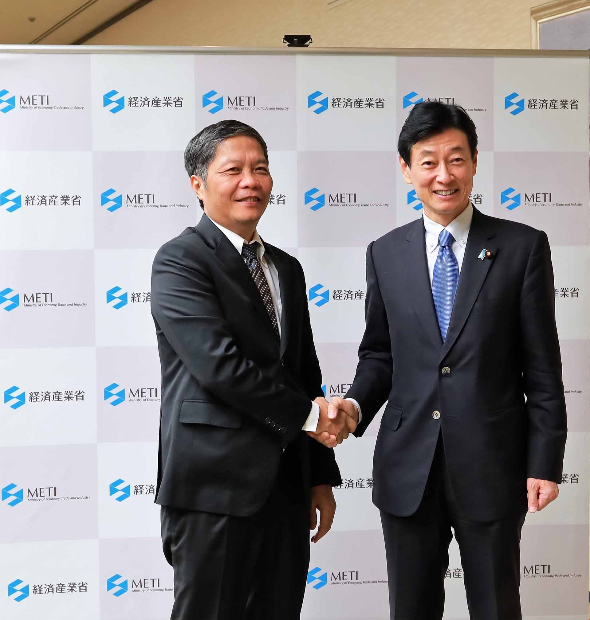 Trưởng Ban Kinh tế Trung ương Trần Tuấn Anh và Bộ trưởng Bộ Kinh tế, Thương mại và Công nghiệp (METI) Nishimura Yasutoshi. (Nguồn: TTXVN) Trưởng Ban Kinh tế Trung ương Trần Tuấn Anh và Bộ trưởng Bộ Kinh tế, Thương mại và Công nghiệp (METI) Nishimura Yasutoshi. (Nguồn: TTXVN)