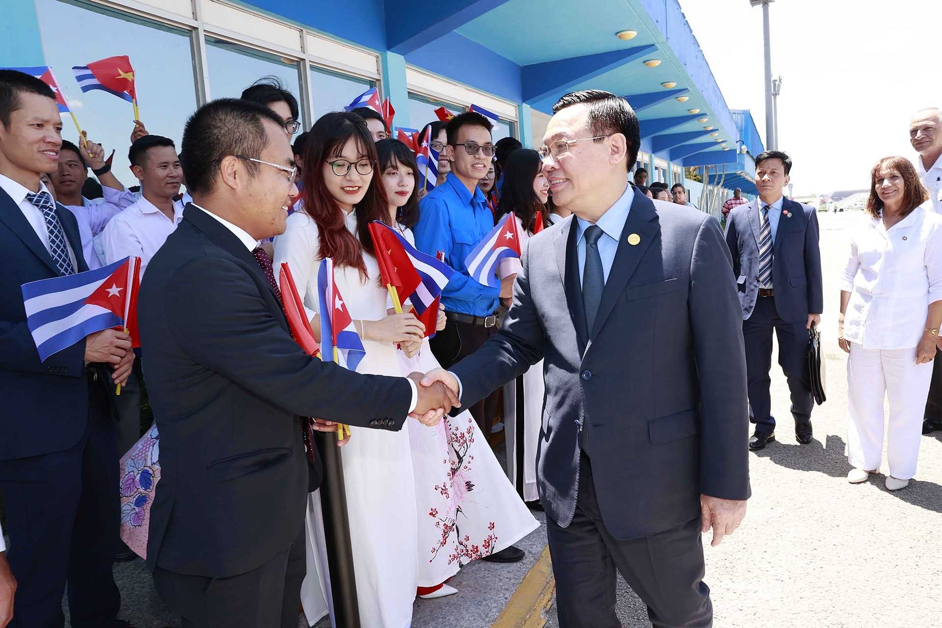 Chủ tịch Quốc hội Vương Đình Huệ tới La Habana, bắt đầu chuyến thăm chính thức Cuba