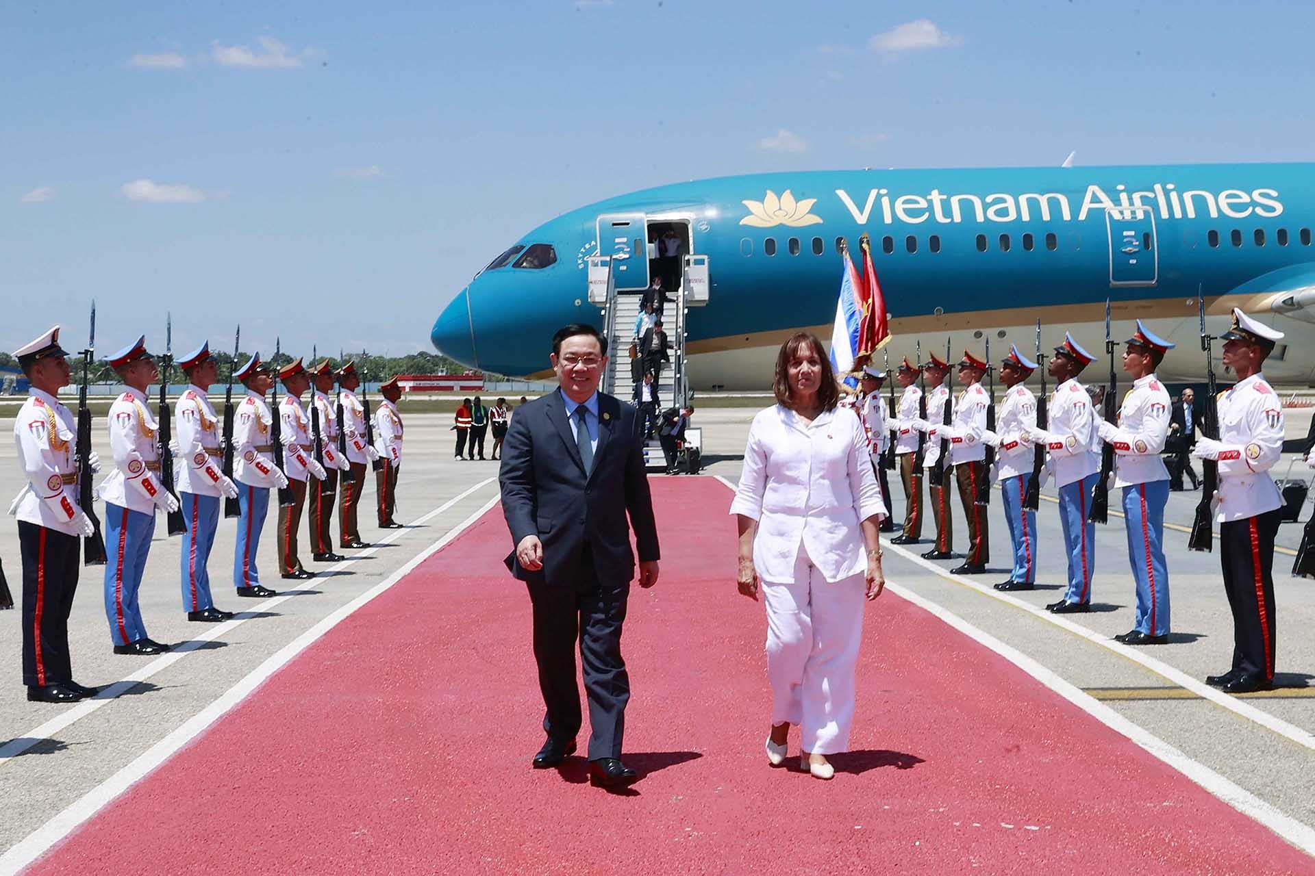 Chủ tịch Quốc hội Vương Đình Huệ tới La Habana, bắt đầu chuyến thăm chính thức Cuba