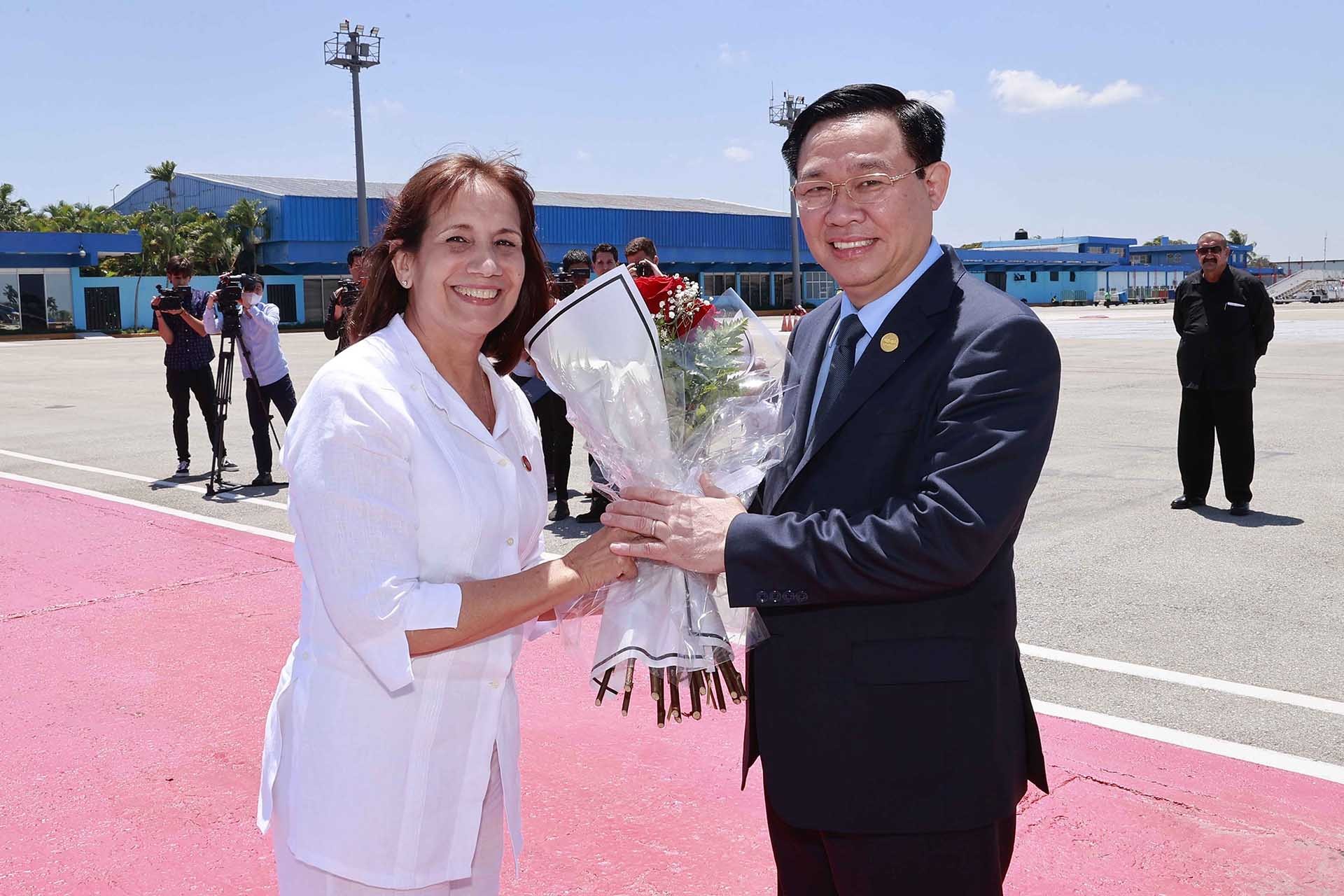 Chủ tịch Quốc hội Vương Đình Huệ tới La Habana, bắt đầu chuyến thăm chính thức Cuba