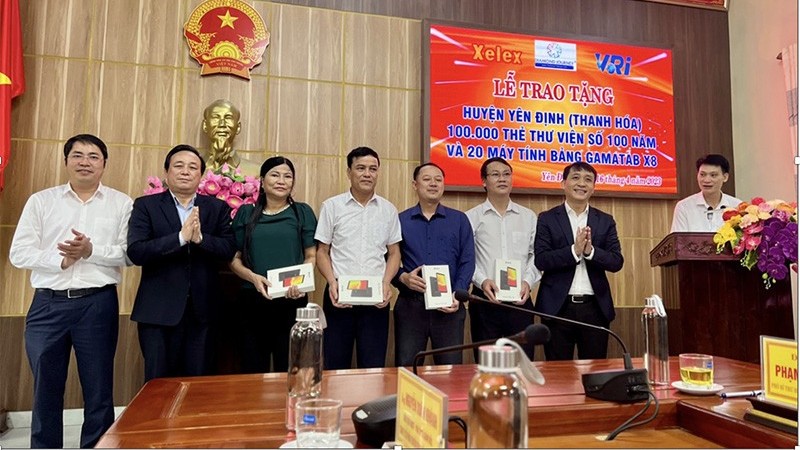 Trao tặng thư viện số và máy tính bảng cho cán bộ, giáo viên, học sinh... tại Yên Định, Thanh Hoá