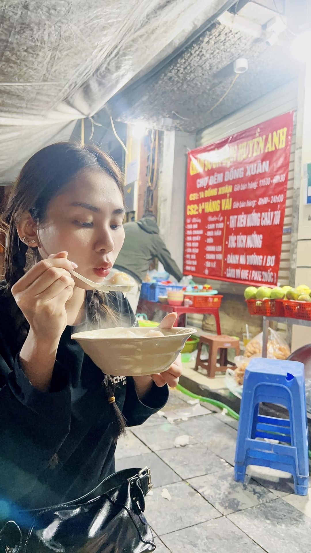 Sao Việt: Hoa hậu Mai Phương ăn quán vỉa hè, Minh Hằng mặc thanh lịch, nền nã