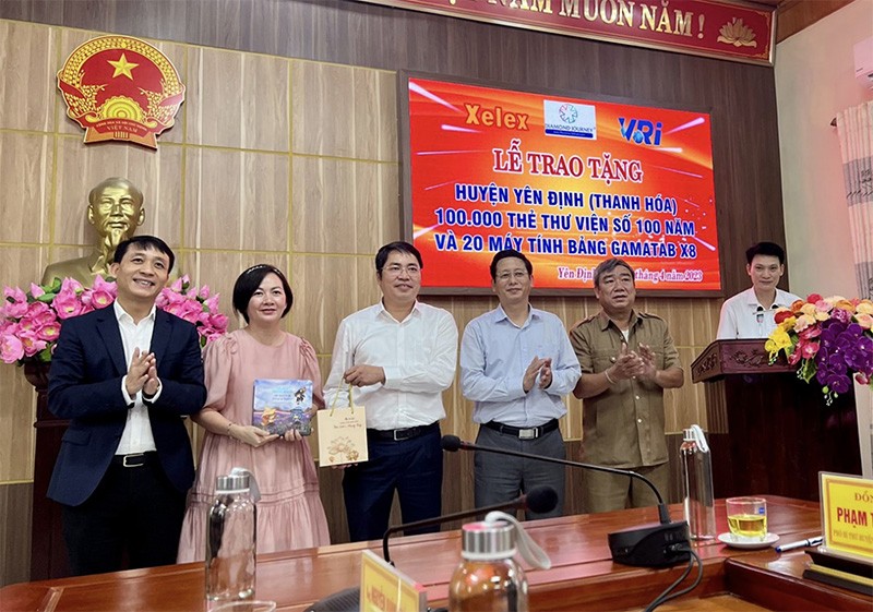 Ban Lãnh đạo huyện Yên Định cùng đại diện Nhà tài trợ chụp hình lưu niệm Ban Lãnh đạo huyện Yên Định cùng đại diện Nhà tài trợ chụp hình lưu niệm