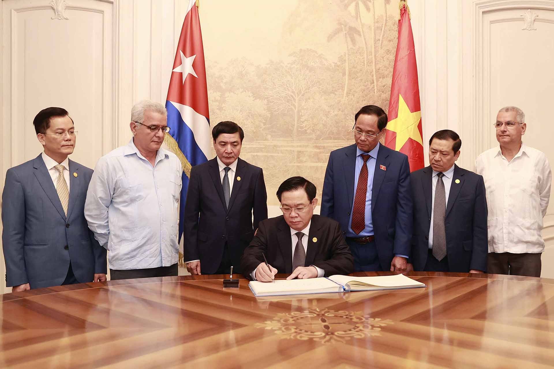 Chủ tịch Quốc hội Vương Đình Huệ viết lưu bút. (Nguồn: TTXVN)