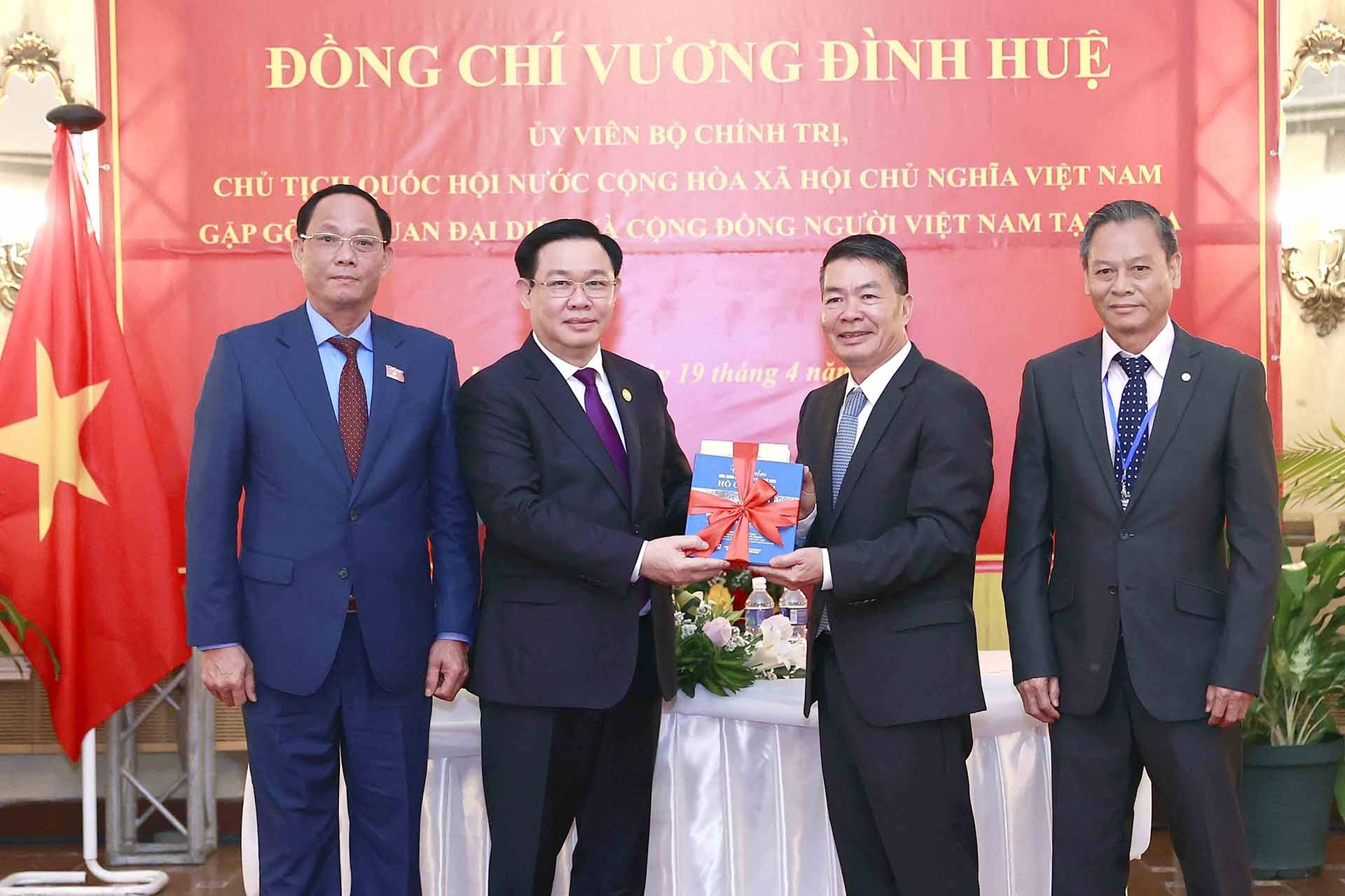 Chủ tịch Quốc hội gặp gỡ cán bộ, nhân viên Đại sứ quán và cộng đồng người Việt Nam tại Cuba