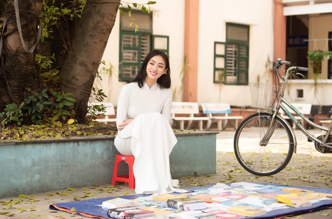 Hoa hậu Lương Thùy Linh tái hiện hình ảnh diễn viên Tăng Thanh Hà bán sách phim 'Bỗng dưng muốn khóc'