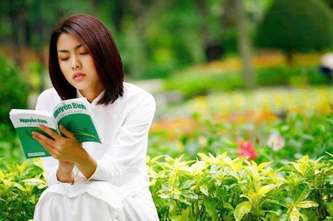 Hoa hậu Lương Thùy Linh tái hiện hình ảnh diễn viên Tăng Thanh Hà bán sách phim 'Bỗng dưng muốn khóc'