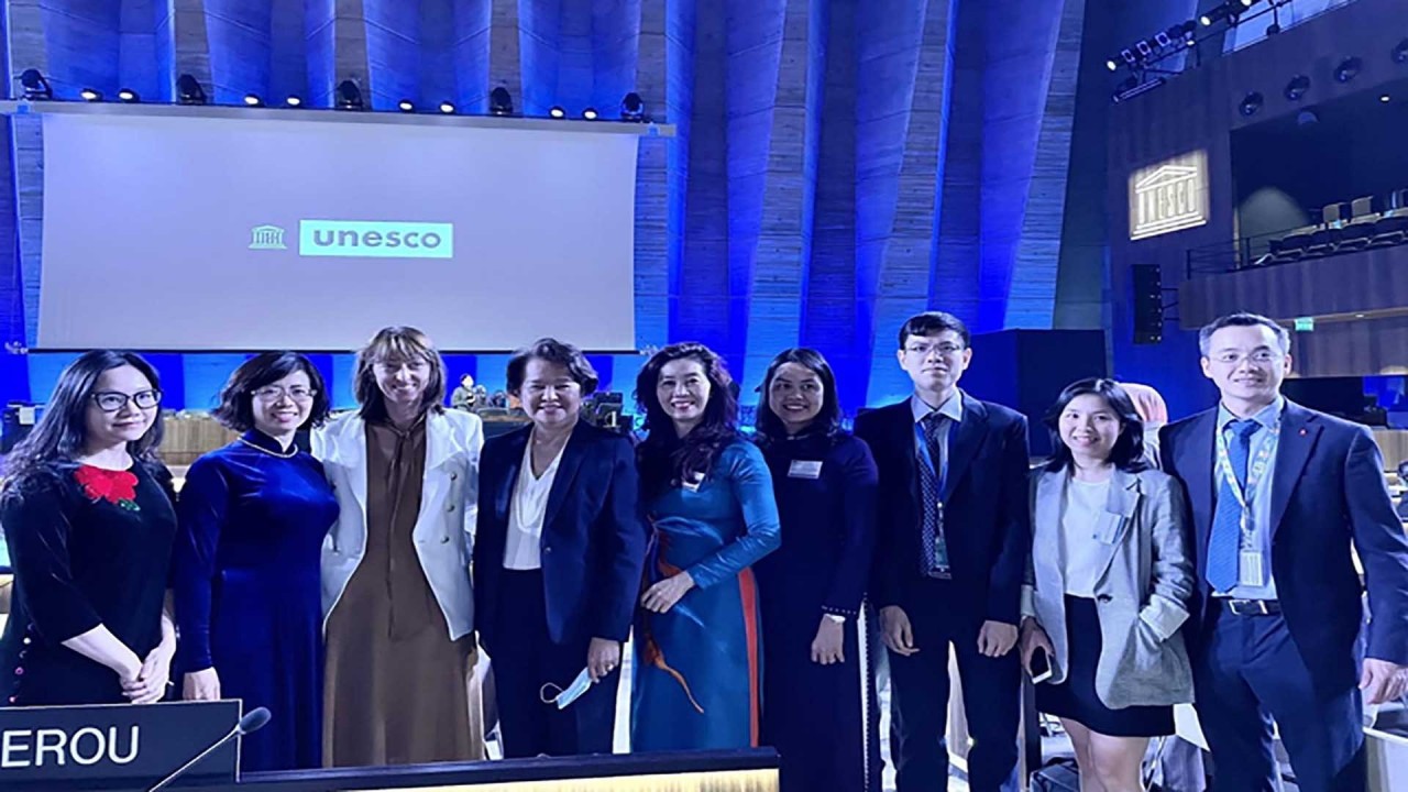 Đoàn Việt Nam tham dự Kỳ họp Đại hội đồng lần thứ 9 các quốc gia thành viên Công ước Bảo vệ di sản văn hóa phi vật thể. (Nguồn: nhandan.vn)m 20 năm Công ước 2003: Việt Nam tự hào với những đóng góp tích cực